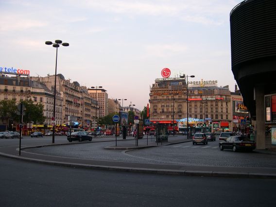  Montparnasse et ses enseignes lumineuses